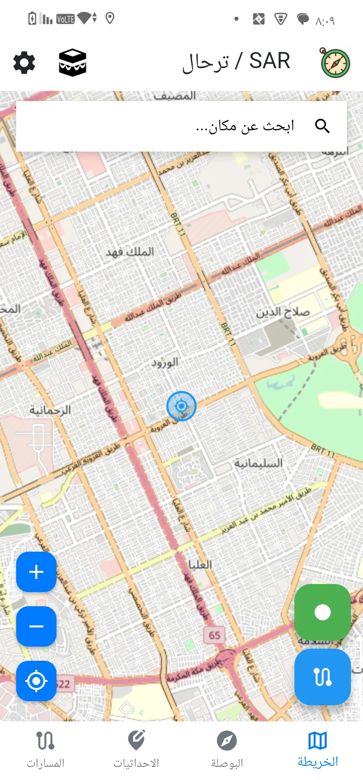 شاشة الخريطة مع شريط البحث عن مكان وأزرار التحكم بالتقريب والموقع